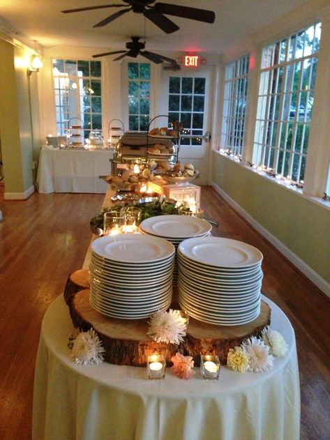 Stumps Ideas, Rustic Plate Setting, Ideas Para Catering, Ideas Candles, Reception Buffet, Food Tables, Buffet Set Up, Table Candles, Display Tree