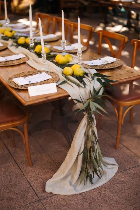 Mesa família com limão siciliano Italian Dinner Table, Italian Party Decorations, Lemon Table Decor, Lemon Themed Party, Sicilian Wedding, Italian Dinner Party, Italian Party, Italian Theme, Tuscan Wedding