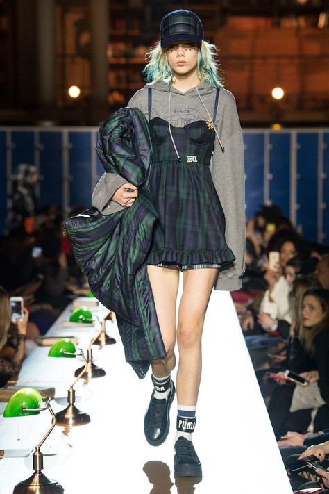 Homeless Style, Tartan Fashion, Look Grunge, Fenty X Puma, Fenty Puma, Mode Inspo, Stage Outfits, Fall 2017, Rihanna