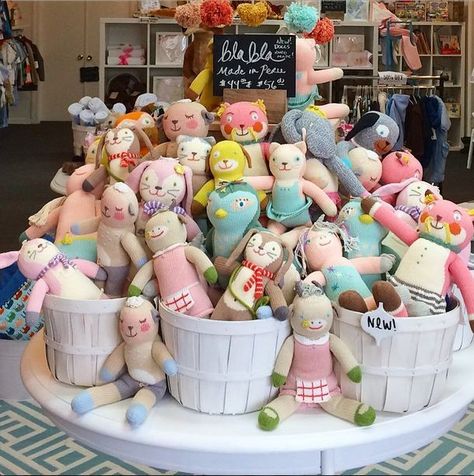 Stuffed toys piled high in baskets - craft show display idea. Stuffed Animal Retail Display, Dolls Display Ideas, Toy Fair Booth Design, Toy Store Display Ideas, Toy Store Ideas, Gift Store Display Ideas, Doll Display Ideas, Toy Store Display, Toy Shop Display