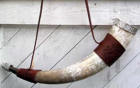 Viking Horn Cup, Bridesmen Gifts, Vikings Halloween, Mead Wine, Viking Party, Norway Viking, Viking Horn, Viking Reenactment, Viking Drinking Horn