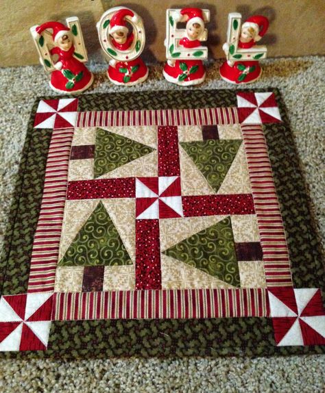 Christmas Quilting Projects, Christmas Table Runners, Christmas Table Toppers, Christmas Quilt Blocks, Quilts Christmas, Table Topper Patterns, Christmas Tree Quilt, Quilted Table Topper, Patchwork Table Runner