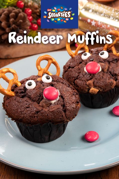 Father Christmas will be impressed when he sees a reindeer muffin waiting for him on Christmas Eve! 🎅🦌 Get the kids involved in this super easy chocolate muffin recipe 🎂 Click for the recipe! Christmas Muffins For Kids, Christmas Movie Snacks For Kids, Xmas Baking Ideas For Kids, Christmas Food Crafts For Kids, Smarties Recipes, Kids Christmas Baking, Christmas Reindeer Food, Christmas Breakfasts, Reindeer Brownie