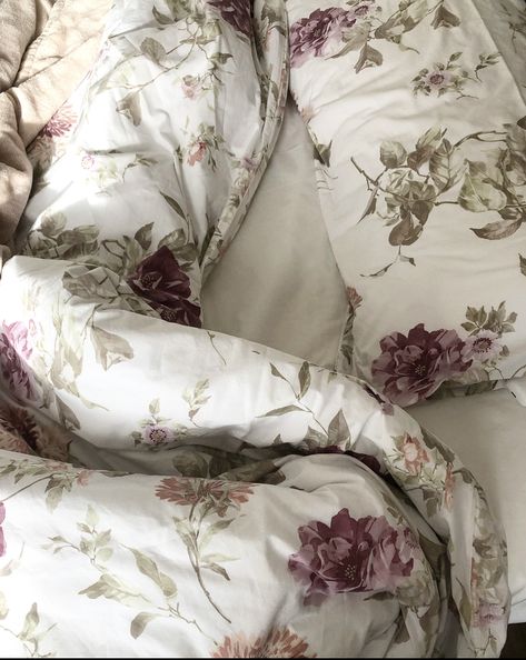 bed sheets and flowers <3 Vintage Room, Bed Sheets, Room Ideas, Bed, Flowers