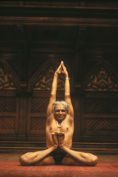 Hata Yoga, Yoga Thoughts, Vintage Yoga, Photo Yoga, Bks Iyengar, Arte Yoga, Yoga Images, Tai Chi Chuan, Yoga Pictures