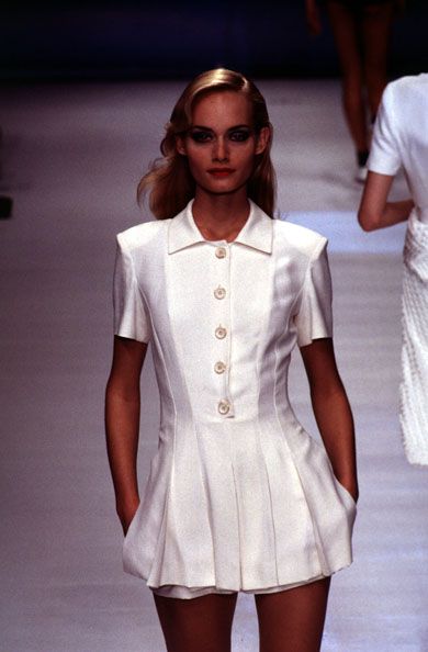 Dior 90s Runway Dress, Dior Fashion Show 90s, Dior Couture Vintage, Vintage Designer Runway, Dior Fashion Outfits, Vintage Runway Looks, Christian Dior Runway 90s, Dior Runway Outfits, 1990s Runway Fashion