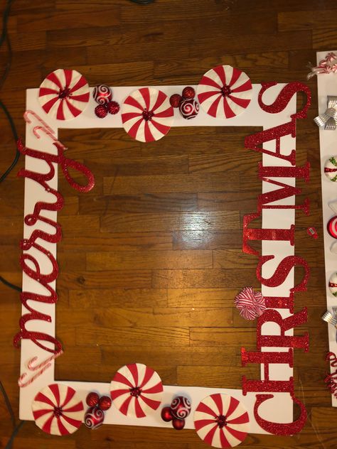 Christmas Picture Prop Ideas, Christmas Backdrop Ideas Diy, Photobooth Christmas Ideas, Easy Christmas Photo Backdrop, Christmas Photo Booth Diy, Christmas Backdrops For Photos Diy, Diy Christmas Picture Frames, Christmas Photobooth Diy Backdrop Ideas, Easy Christmas Backdrop