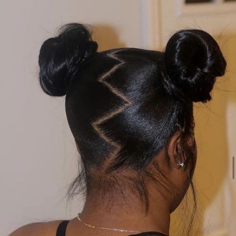 #space buns SPACE BUNS WITH A ZIG ZAG PART super cute hairstyles Pelo Afro, Hair Guide, Natural Hair Styles Easy, Hair Ponytail Styles, Hair Laid, Penteado Cabelo Curto, Ponytail Styles, Hair Weave, Aesthetic Hair