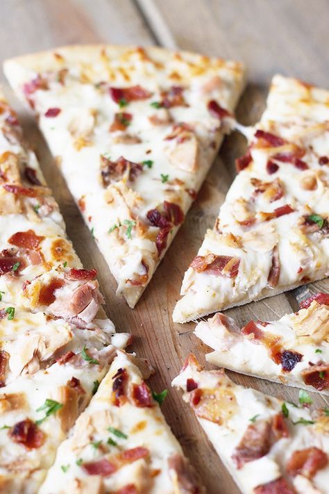 Bacon Ranch Pizza, Ranch Pizza, Chicken Alfredo Pizza, Chicken Bacon Ranch Pizza, Pizza Recipes Homemade, Easy Pizza, Chicken Bacon Ranch, Bacon Ranch, Snacks Für Party