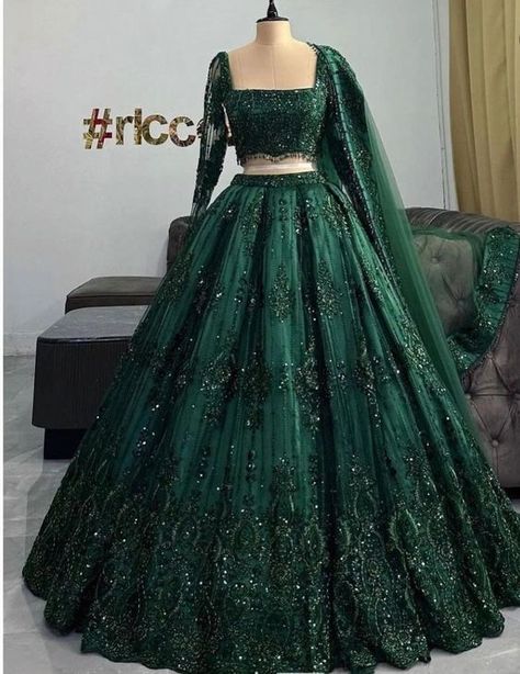 Green Lehenga Bridal, Green Wedding Lehenga, Mehndi Outfit Ideas, Green Bridal Lehenga, Best Indian Wedding Dresses, Mehndi Outfit, Bridal Lehenga Designs, Simple Lehenga, Latest Bridal Lehenga