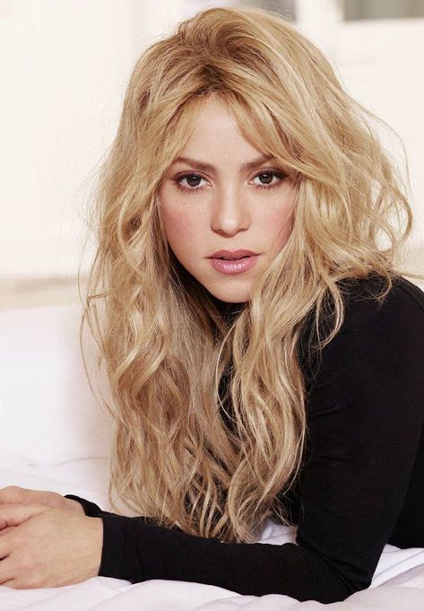 Shakira Hair, Grunge Haircut, Shakira Photos, Estilo Taylor Swift, Female Guitarist, Light Hair, Shakira, Fashion Pictures, Group Chat