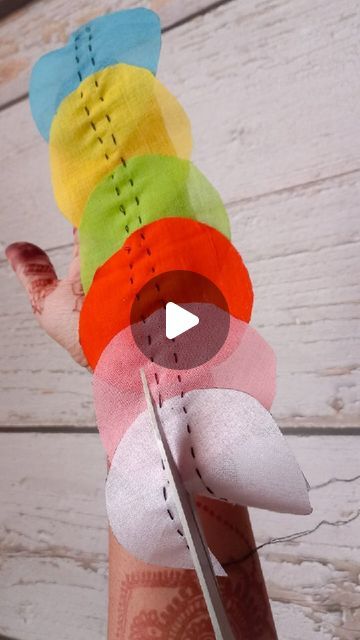 Diy Flowers From Ribbon, How To Make Material Flowers, Material Flowers Diy Scrap Fabric, Material Flowers How To Make, Diy Fabric Flowers Tutorial, Ribbon Flowers Diy Easy, Diy Cloth Flowers, Fabric Flowers Diy Easy, Fabric Flower Pattern