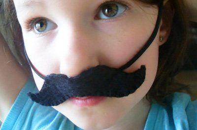 Super cool DIY mustache disguise for kids Mustache Crafts, Mustache Diy, Growing A Mustache, Fake Mustaches, Silly Clothes, Birthday Goodie Bags, Dress Up Boxes, Party Goodies, Moustaches