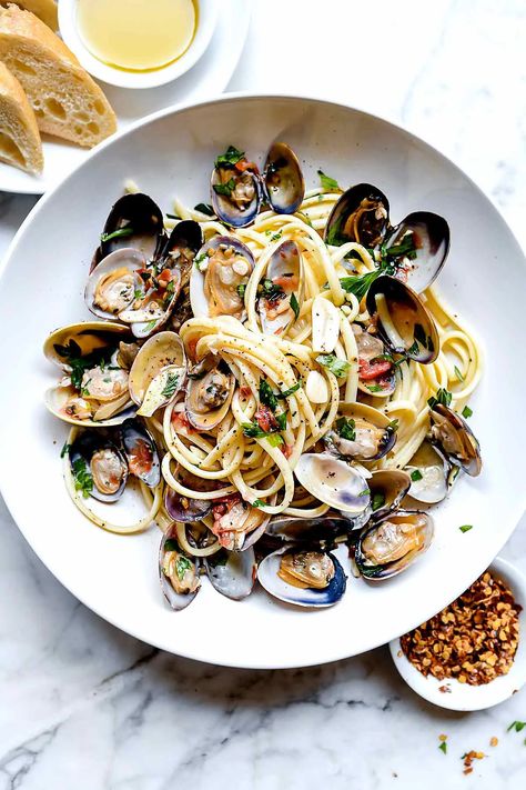 Linguine con Vongole (Linguine with Clam Sauce) Pasta With Clams, Clam Sauce Linguine, Clam Sauce, Traditional Italian Dishes, Clam Recipes, Foodie Crush, Best Italian Recipes, Seafood Pasta, Idee Pasto Sano