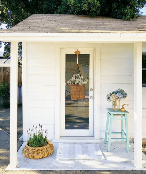 A She Shed with Cottage Charm: Click here to see this She Shed tour! #cottagesandbungalows #cottagegarden #sheshed #vintage #DIY #cottage #vintage Tiny She Shed, Shed Exterior Ideas, Big Cottage, Big Cottages, Shed Decor, Craft Shed, Studio Shed, Antique Glass Bottles, Cottages And Bungalows