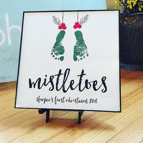 Mistletoes Footprint Craft, Baby Footprint Art, Holiday Art Projects, Handprint Christmas, Christmas Art Projects, Footprint Crafts, Baby Art Projects, Christmas Gifts To Make, Holiday Artwork