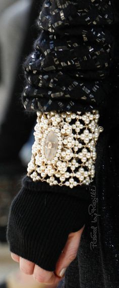 Regilla ⚜ Chanel, Fall 2016 Chanel 2016, Moda Chanel, Chanel Pearls, Chanel Couture, Armani Prive, Couture Details, Chanel Accessories, Chanel Jewelry, Chanel Fashion