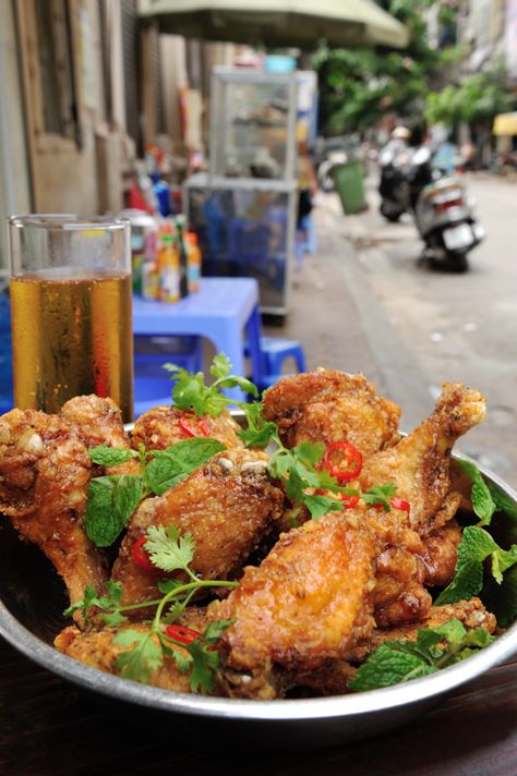 Vietnamese Crispy Chicken Wings with Fish Sauce Vietnamese Crispy Chicken, Vietnamese Chicken Wings, Wings Food, Crispy Chicken Wings, Taiwanese Food, Vietnamese Food, Chicken Wing Recipes, Wing Recipes, Vietnamese Recipes