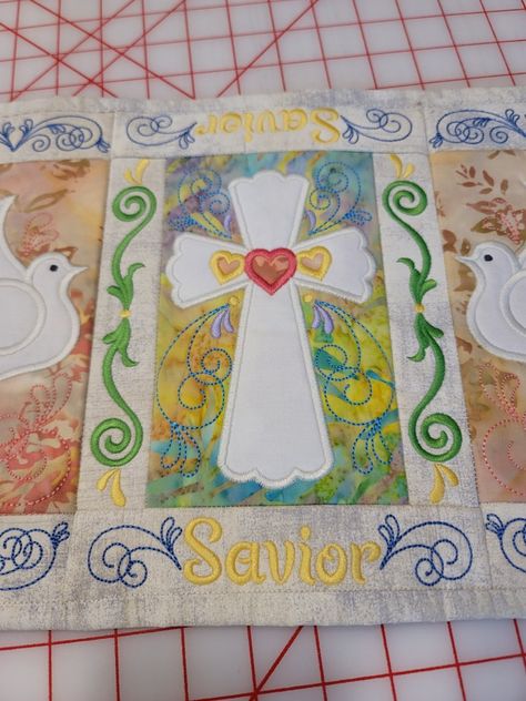 Easter Table Runner Pattern Free, Easter Table Runners Quilted, Easter Table Runner Pattern, Easter Table Runner, Communion Table, Sony Handycam, Summer Table Runner, Sewing Guide, Sewing Quilts