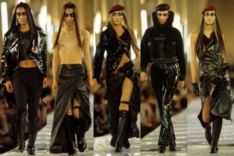 The history of fashion also passes through the Matrix Matrix Fashion, History Of Fashion, Famous Outfits, Sci Fi Films, The Matrix, Leather Trench Coat, The Dawn, John Galliano, Cool Costumes