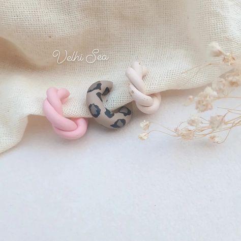 Arete♡ simuladores, ear cuff Polymer Clay Ear Cuff, Handmade Clay Jewelry, Graphic Design Lessons, Polymer Clay Necklace, Clay Necklace, Clay Jewelry, Gift Shop, Ear Cuff, Piercings