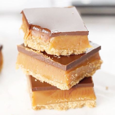 No Bake Chocolate Caramel Slice via @feedfeed on https://thefeedfeed.com/jernejkitchen/no-bake-chocolate-caramel-slice Caramel Slices, Chocolate Caramel Slice, Graham Cookies, Biscuits Graham, Caramel Slice, Quick Dessert Recipes, Slices Recipes, Fun Easy Recipes, Quick Desserts