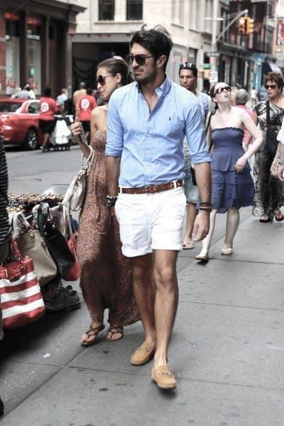 Gentlemens Summer Outfits Style Ideas Light Blue Dress Shirt With White Shorts Mens Summer Wardrobe, Mens Fashion Summer Outfits, Short Blanc, New York Street Style, Vintage Man, Preppy Summer Outfits, Streetwear Mode, Short Men Fashion, Mens Fashion Smart