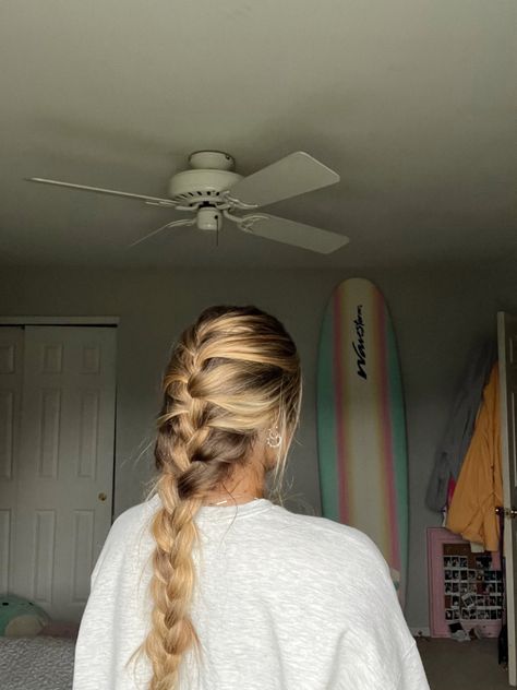 Pretty Athletic Hairstyles, Lake Hair Ideas, Camp Hair, Camp Counselor Hairstyles, Messy Braid, Cute Beach Hairstyles, Beachy Hairstyles, Nerd Hair, Beach Day Hair