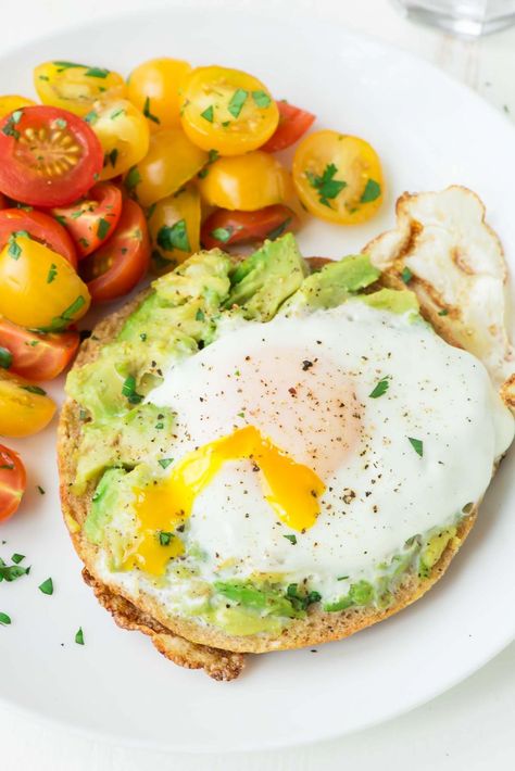 Fry an egg inside a bagel, then top with smashed avocado. Perfect for a filling breakfast, healthy lunch, or quick dinner. @wellplated Bagel Egg In A Hole, Healthy Breakfast Meal Prep, Egg In A Hole, Breakfast Sandwich Recipes, Diner Recept, Smashed Avocado, Quick Healthy Breakfast, Breakfast Healthy, Filling Breakfast