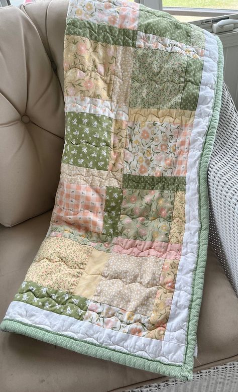 Crochet Patchwork Blanket Aesthetic, Square Quilts For Beginners, Quilted Blanket Aesthetic, Patchwork Quilt Aesthetic, Baby Quilt Color Schemes, Green Floral Quilt, Blanket Ideas Sewing, Cottagecore Quilt Pattern, Quilting Color Schemes