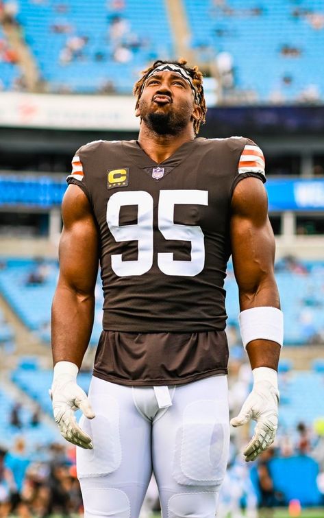 Myles Garrett Wallpaper, Miles Garrett, Black Football Players, Cleveland Browns Wallpaper, Cool Football Pictures, Nfl Art, Boy Body, Myles Garrett, Football Poses