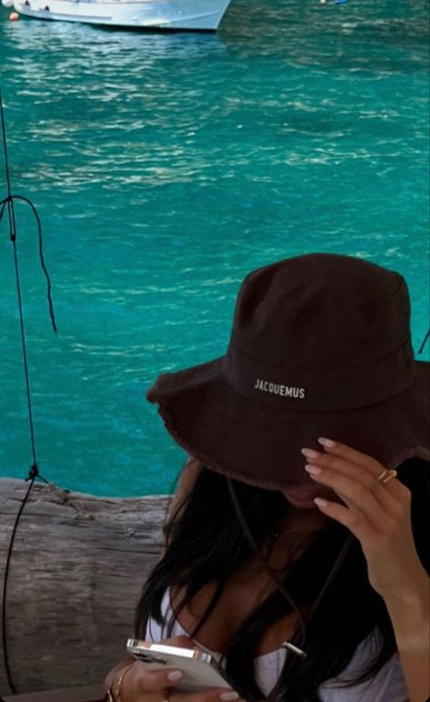 Vacay Pics Aesthetic, Holiday Aesthetic Photos, Summer Sea Outfits, Beach Vibes Aesthetic Outfits, Holiday Inspo Pics, Hat Jacquemus, Vacay Pictures, Surreal Images, Aquascape Design