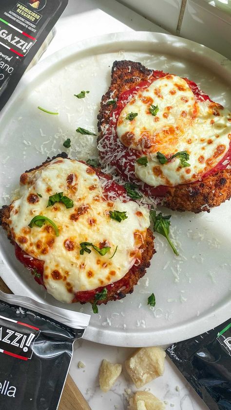 Chicken Parmesan Aesthetic, Chicken Parm Aesthetic, Chicken Dinner Aesthetic, Grilled Chicken Meals, Parmigiana Chicken, Healthy Chicken Parmesan Recipe, Chicken Parmigiana Recipe, Chicken With Tomatoes, Healthy Chicken Parmesan