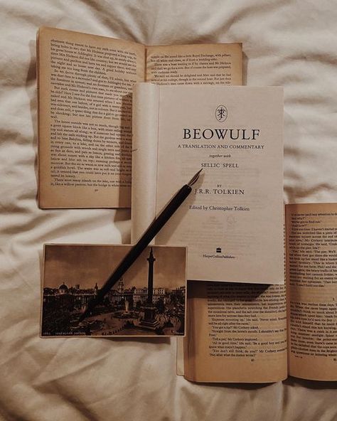 Rory Gilmore Books, Tolkien Books, Light Academia Aesthetic, Social Class, Donna Tartt, Dark Academia Aesthetic, The Secret History, Academia Aesthetic, Classic Literature