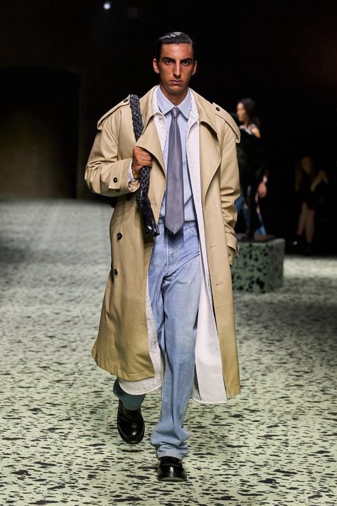 Bottega Veneta F/W 2023/2024 Bottega Veneta 2024, Fashion Week 2024 Runway, Deconstructed Suit, Dandy Man, Bottega Veneta Men, Business Casual Dress Code, Fall 2023 Ready To Wear, Trench Coat Outfit, Fall 23