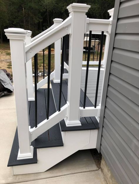 Trex Deck with white vinyl railing and black aluminum spindles. Try this classic look If you are looking for a fence to add some style and set your yard apart from the neighbors. Try an ornamental aluminum fence to keep it simple. Trex Patio, Stairs House, Back Porch Designs, Front Porch Railings, Patio Stairs, Open Deck, Front Porch Steps, Porch Stairs, White Porch