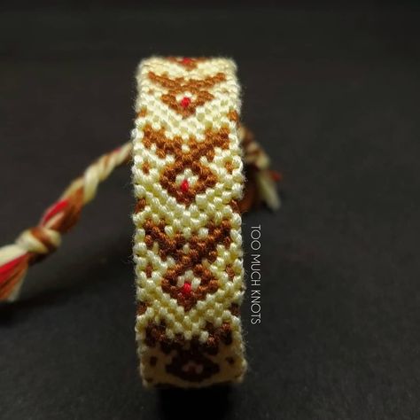 Grinch Bracelet Pattern, Christmas Friendship Bracelet Patterns, Christmas Friendship Bracelets, Christmas Bracelet Pattern, Merry Christmas Friendship, Winter Bracelets, Cottage Core Christmas, Winter Bracelet, String Bracelet Patterns