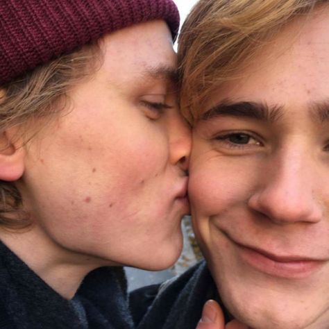 Even And Isak, Skam Wallpaper, Tarjei Sandvik, Henrik Holm, Noora And William, Evak Skam, Skam Norway, Cheek Kiss, Isak & Even