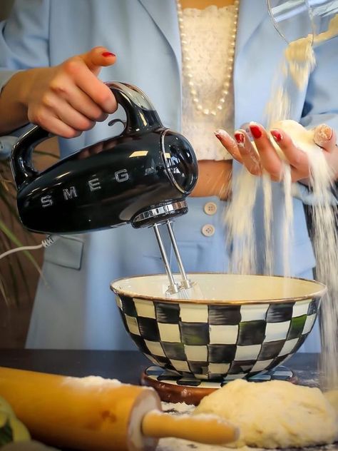 Black Aesthetic Retro, Smeg Black, Egg Mixer, Hand Mixers, Cooking Photography, Electric Hand Mixer, Accessory Storage, Wire Whisk, Cookies Brownies