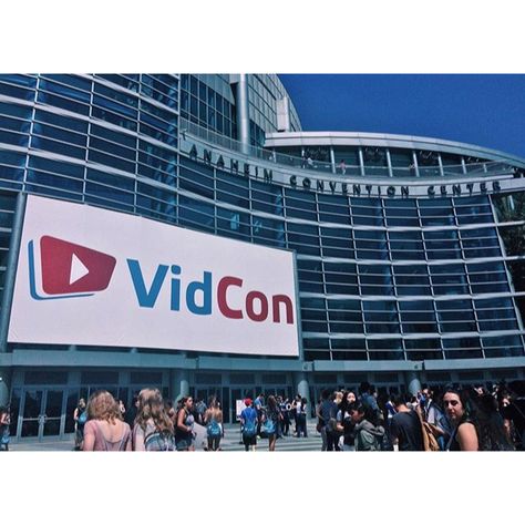 The amazing VidCon sign❤️❤️❤️ Vidcon Aesthetic, Festival Branding, Business Things, 9 Lives, Meet Friends, Shoulder Tops, Summer Bucket Lists, Top Shelf, Dream Board