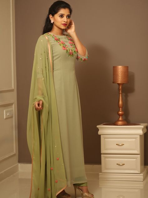 Pista Green Kurti, Kurti Styling, Kerala Engagement Dress, Green Kurti, Pista Green, Churidar Designs, Simple Kurta Designs, Designer Kurti Patterns, Long Kurti