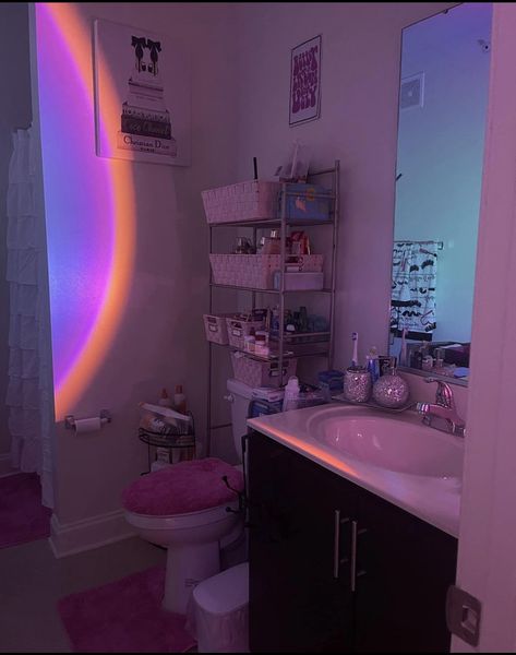 Chill Bathroom Aesthetic, Personal Bathroom Ideas, Vibey Aesthetic Bathroom, Vibey Apartment Bathroom, Cute Bathroom Ideas Aesthetic, Y2k Bathroom, Vision Board Aesthetic Pictures, Bedroom Ideas Baddie, Aesthetic Bathroom Ideas