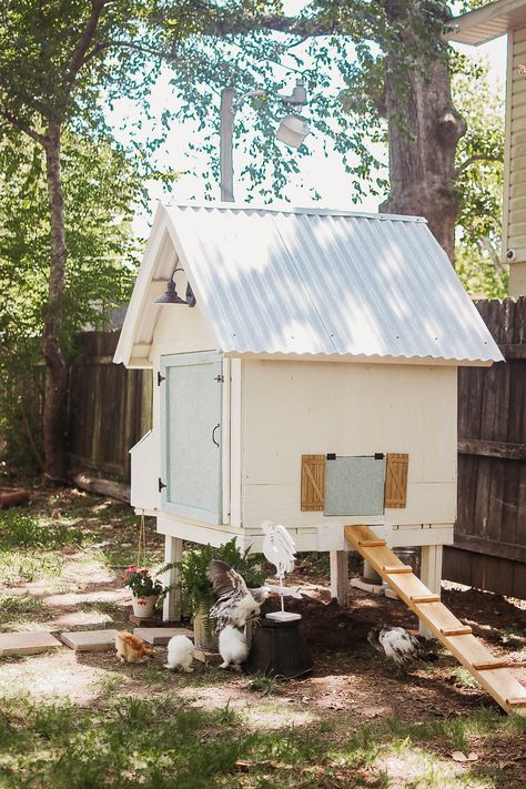 Easy Diy Chicken Coop, Chicken Coop Plans Free, Diy Cottage, Backyard Chicken Coop, Backyard Coop, Cute Chicken Coops, Small Chicken Coops, Chicken Coop Garden, Backyard Chicken Coop Plans