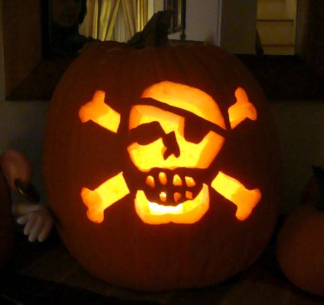 Pirate Pumpkin Halloween Pumpkin Carvings, Jack O Lantern Ideas, Cool Pumpkin Carvings, Pirate Pumpkin, Carving A Pumpkin, Junk Drawers, Scary People, Pumkin Carving, Halloween Circus