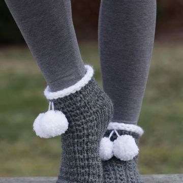 Loom Knit Slipper Socks Sock Loom Patterns, Loom Knitting Patterns Hat, Knit Slipper Socks, Sock Loom, Loom Knitting For Beginners, Round Loom Knitting, Loom Knitting Tutorial, Round Loom, Loom Knitting Projects