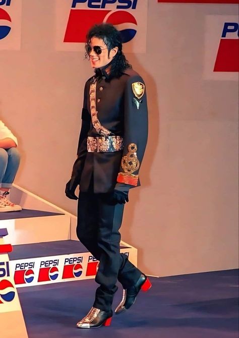 Michael Jackson Shoes, Mj Dangerous, Michael Jackson Live, Jackson Rathbone, Michael Jackson Smile, Joseph Jackson, Michael Jackson Bad, Michael Jackson Pics, King Of Hearts