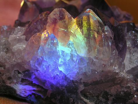 Crystals are energy. The following include the best stones for inviting love and light into your world. Rainbow Crystal, Decoration Inspiration, Mineral Stone, Minerals And Gemstones, Rocks And Gems, Crystal Grid, Gems And Minerals, Crystal Gems, Green Crystals