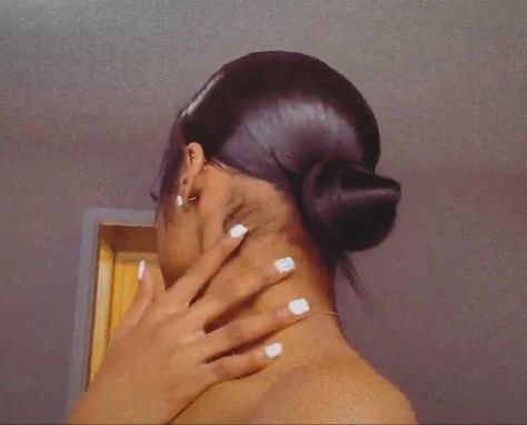 Top Notch Bun, Quick Natural Hair Styles, Sleek Bun, Dyed Hair Inspiration, Girls Natural Hairstyles, Curly Hair Styles Easy, Natural Curls Hairstyles, Pretty Princess, Natural Hair Styles Easy