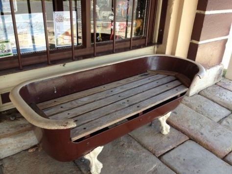 13 Ways of Repurposing Old Bathtubs: Bathtub upcycled into a nice bench! Bathtub Gifts, Old Bathtub, Cast Iron Bathtub, Clawfoot Tub Faucet, 1001 Pallets, Cast Iron Tub, Tub Ideas, Outdoor Beds, Ways To Recycle