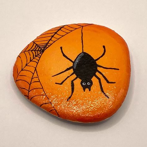 Halloween Painted Rocks Ideas, Thanksgiving Rocks, Black Halloween Decor, Halloween Ceramics, Halloween Decor Scary, Halloween Pumpkin Painting Ideas, Christmas Pebble, Halloween Pumpkin Painting, Painted Pumpkin Ideas